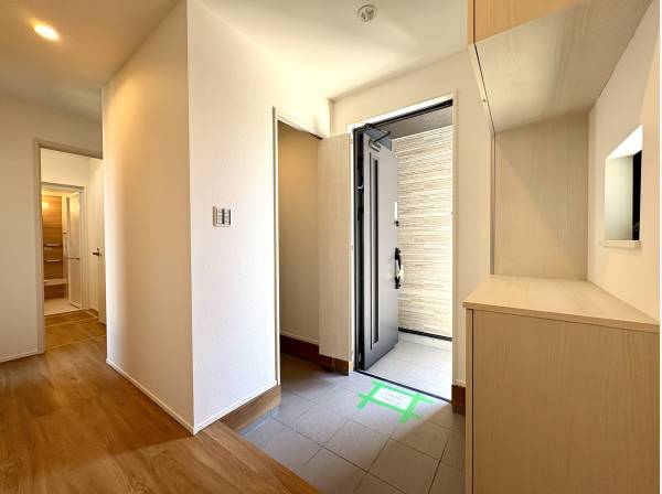 収納たっぷりでゆとりある玄関