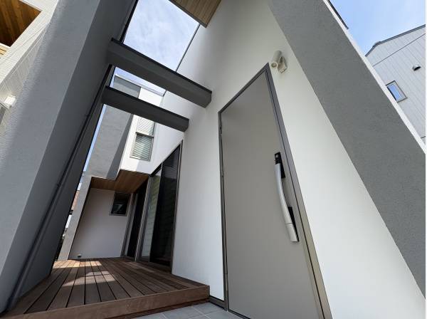 天井がある場所と青空のコントラストが素敵です！