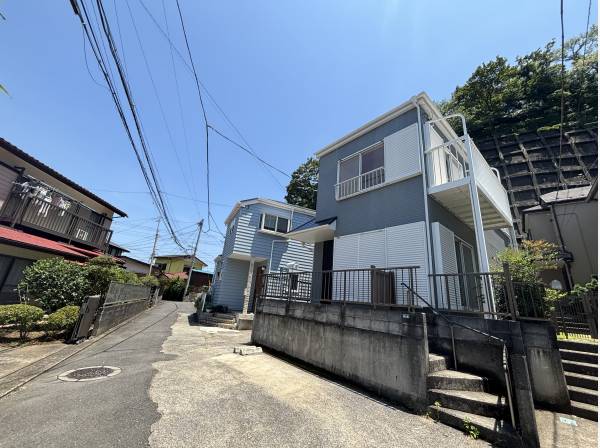 木々に寄り添う、静けさを纏った佇まい