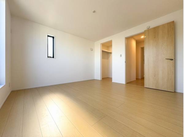 WICが完備されゆとりあるマスターベッドルーム