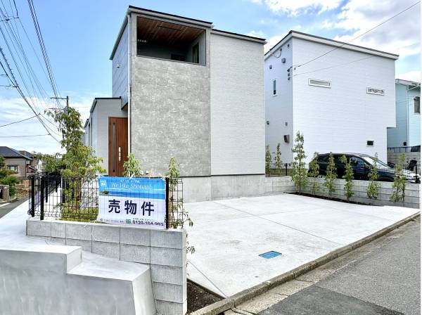 駐車は楽々２台可能です。開放的な角地にございます。