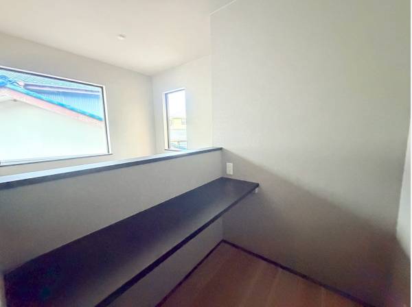 2階にはカウンターデスク付きの書斎スペースも！