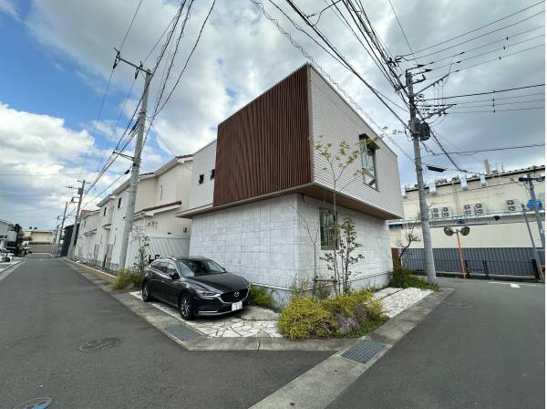 三方角地に位置していて開放感に溢れています/カースペースは2台分