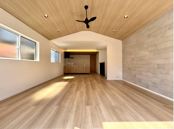 天井高で開放的なLDKです。