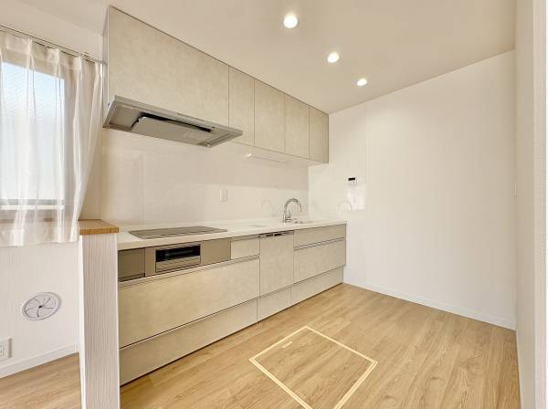 効率よく配置されたキッチン。LDKの空間をすっきりとした印象にします