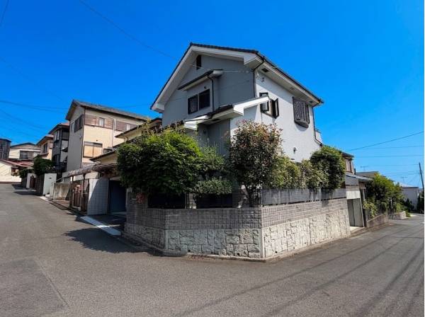角地に佇む、開放感良好な物件です