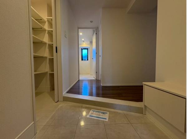 エントランスは洗練されたデザイン、大容量のSICも！