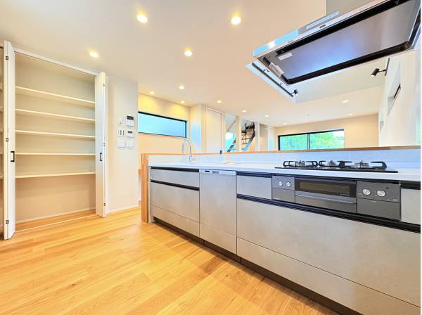 キッチン横には収納もございます。