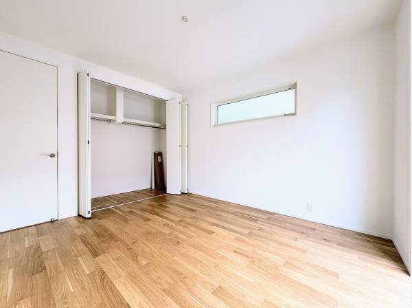 洋室は収納も完備しており安心です