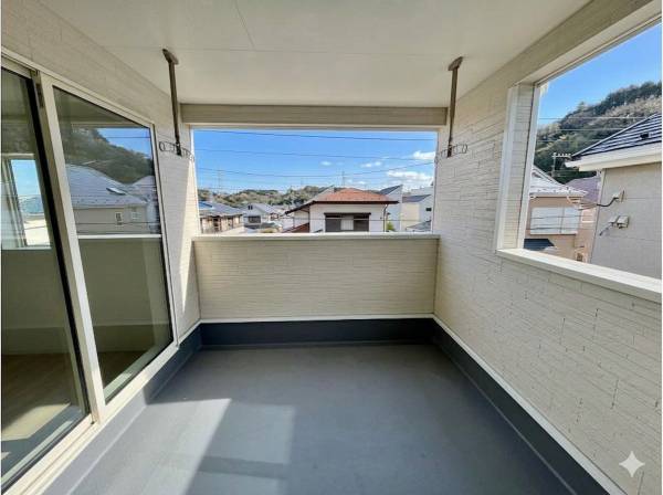 この物件の最大のメリットと言える、大型の屋根付きバルコニー