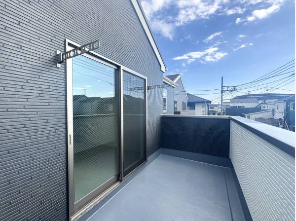 お洗濯物も気持ちよく乾きそうなバルコニー