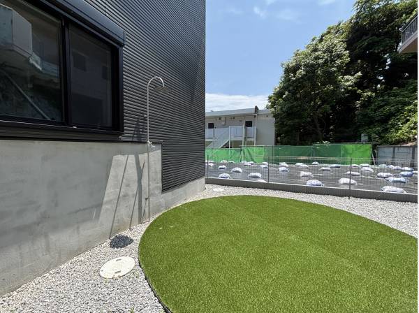 プライベート感のある裏庭には外シャワーを完備