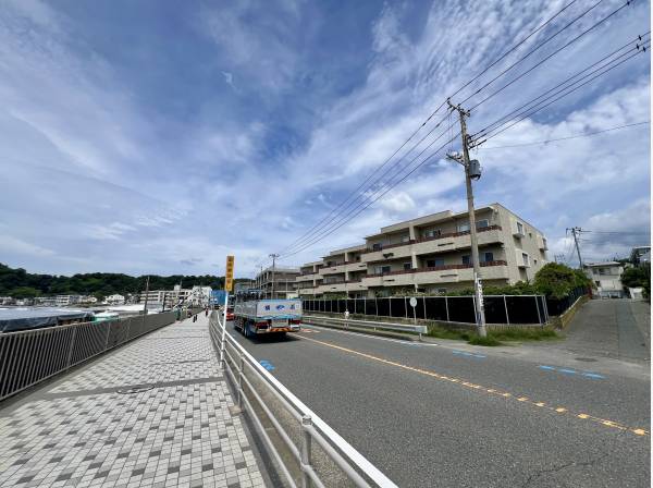 34号線沿いに建つヴィンテージマンション