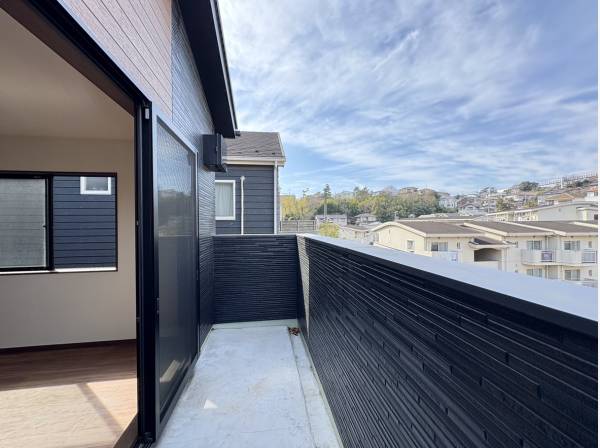 2階バルコニーからは高台ならではの眺望！