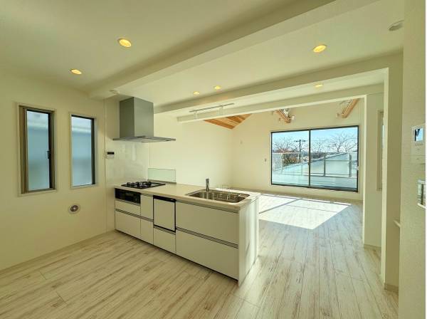 キッチンからリビング方向へ。遮蔽物の無い景色が爽快。