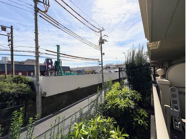 バルコニーからは新江の島水族館も見えます