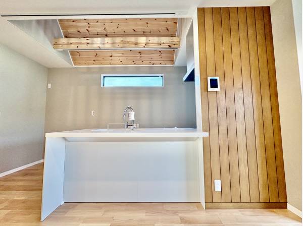 カウンターキッチンの上は吹き抜けとなっております。