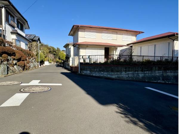 前面道路も広く駐車も楽々です。