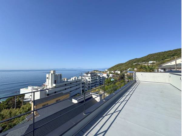 屋上。肉眼だとはっきり富士山、江の島、長者が崎が一望です。