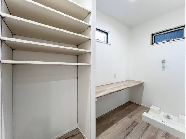 カウンターや稼働棚を配した広いユーティリティは家事の強い味方！