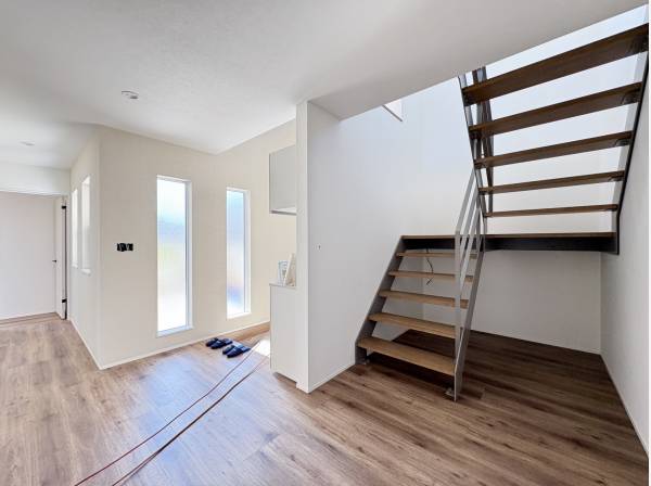 吹抜けで開放的な玄関ホール