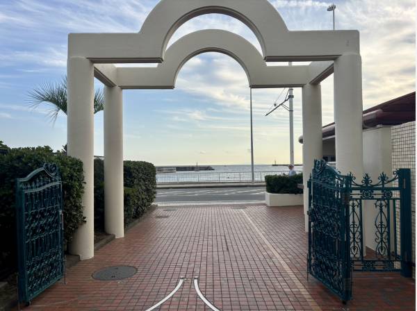 目の前がすぐに海です