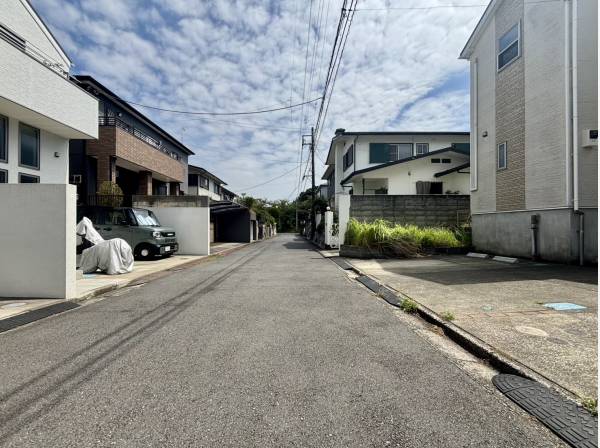 前面道路は広々としてます