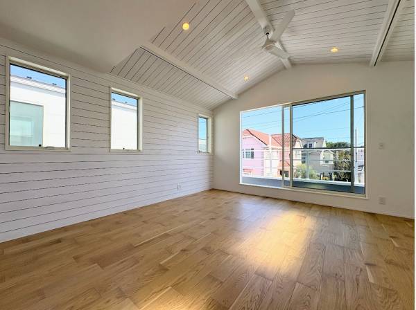 勾配天井の開放感あるLDK