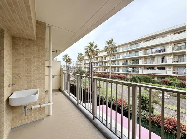 バルコニーから中庭を眺めれます