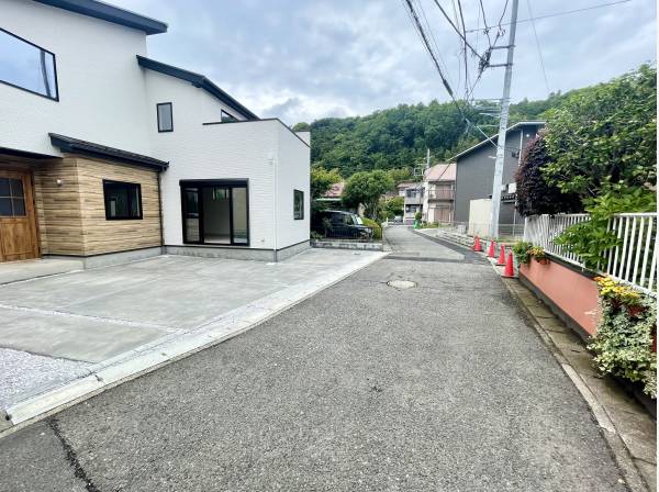 駐車スペースは広く前面道路もゆとりがあります