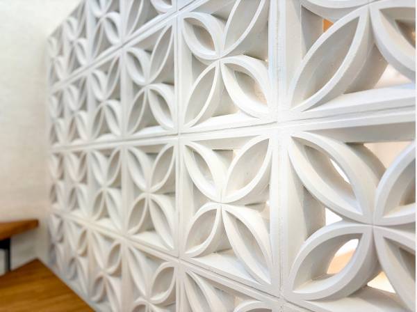 随所に散りばめた花ブロックが華やかさをプラス