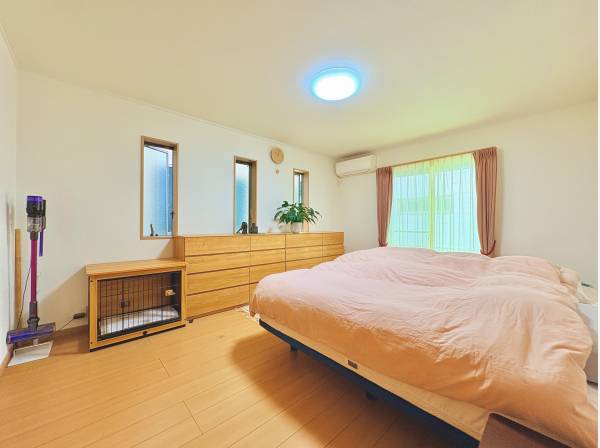 南向きバルコニーに面した明るく広々とした約9.6畳の寝室
