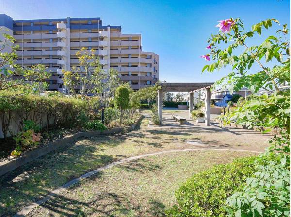 マンションに隣接した公園