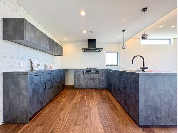 収納や作業スペースの多いグラフテックトのキッチン