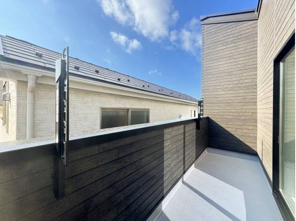 2ヵ所のバルコニーは家族みんなのお洗濯物をのびのび干せそう