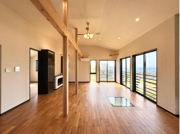 リビングダイニングからもオーシャンビューが広がっています。