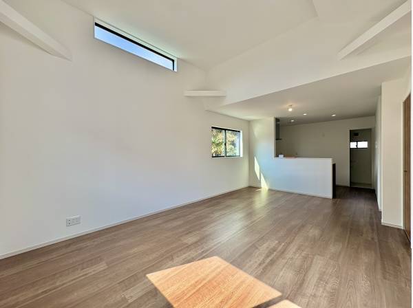 勾配天井を生かした明り取り窓です。