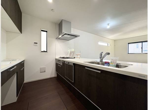 対面式システムキッチンにはカップボード付きで収納たっぷり