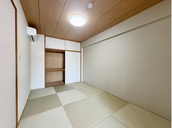 リビングの横にはエアコン完備の和室スペース！