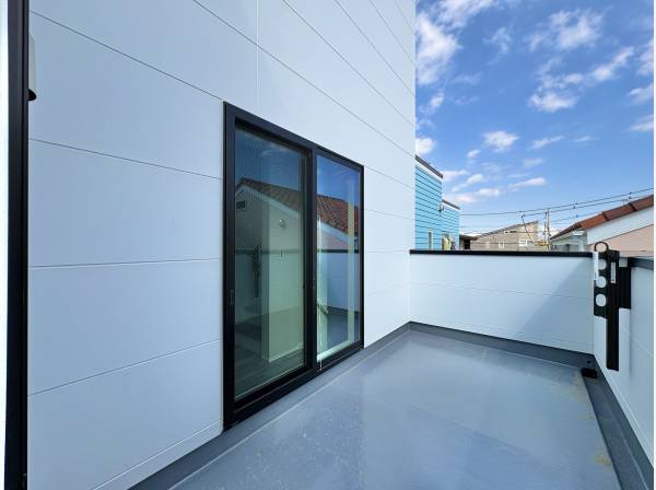 広いバルコニーは開放感があり陽光が差込む明るい空間