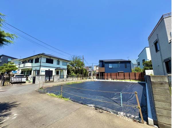 車通りの少ない道路に面しています。