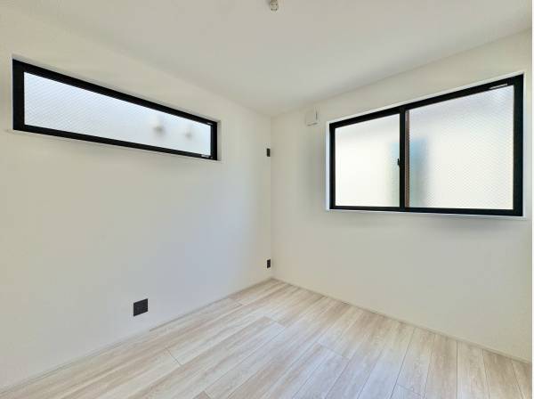 ２面採光の窓があり、とても明るい居室です