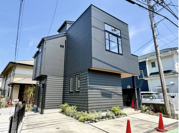 黒を基調とした、モダンで洗練されたスタイリッシュな外観