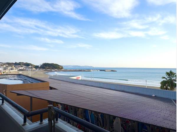 バルコニーから波チェックができる程、海を近くに感じるロケーション！