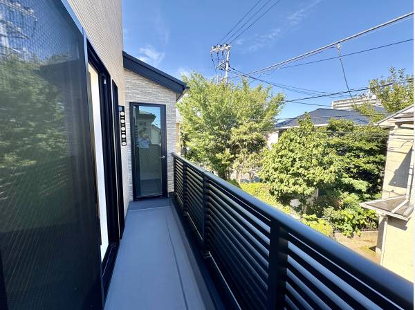 バルコニーはLDK、洋室からも出入り可能です。