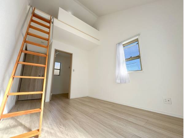 ロフトとウォークインクローゼットを完備した洋室