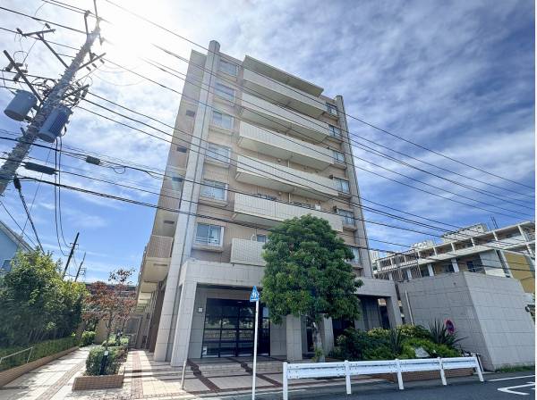 エントランスは様々な植栽が彩りを添えます