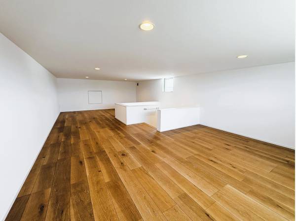 趣味も収納も。広々とした小屋裏収納スペース