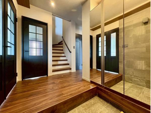 上質感漂う玄関ホール。訪れる人を迎える洗練された第一印象。