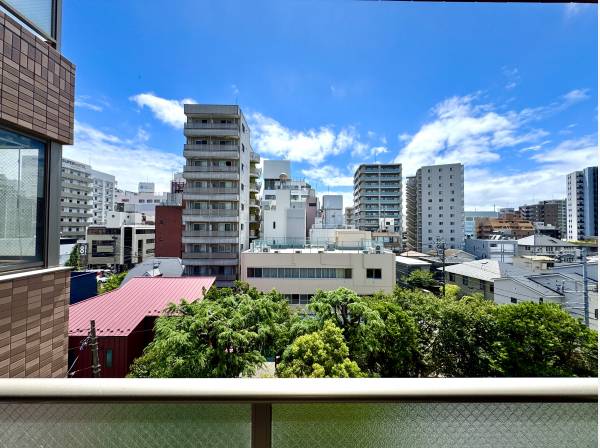 バルコニーから先は遮る建物がなく緑を望む眺め